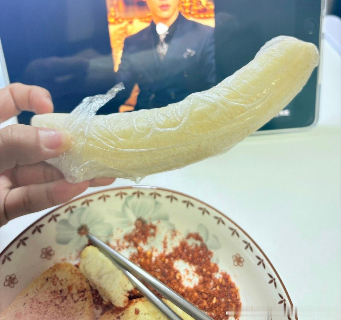 冻香蕉就是相信了你们的话，我上次冻了一根，拿出来放了一会，之后就变成了一根粑粑