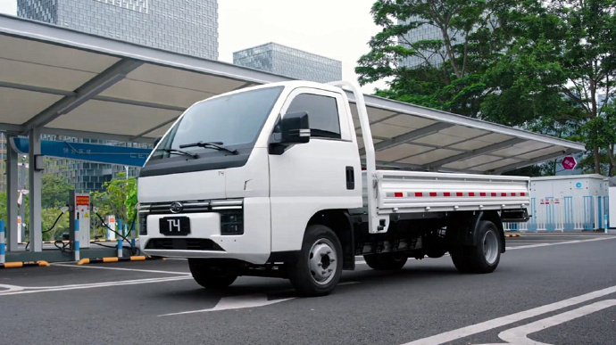 在拉美最大商用车展上，比亚迪亮相了纯电轿卡T35和厢式货车V9，为城市物流带来新