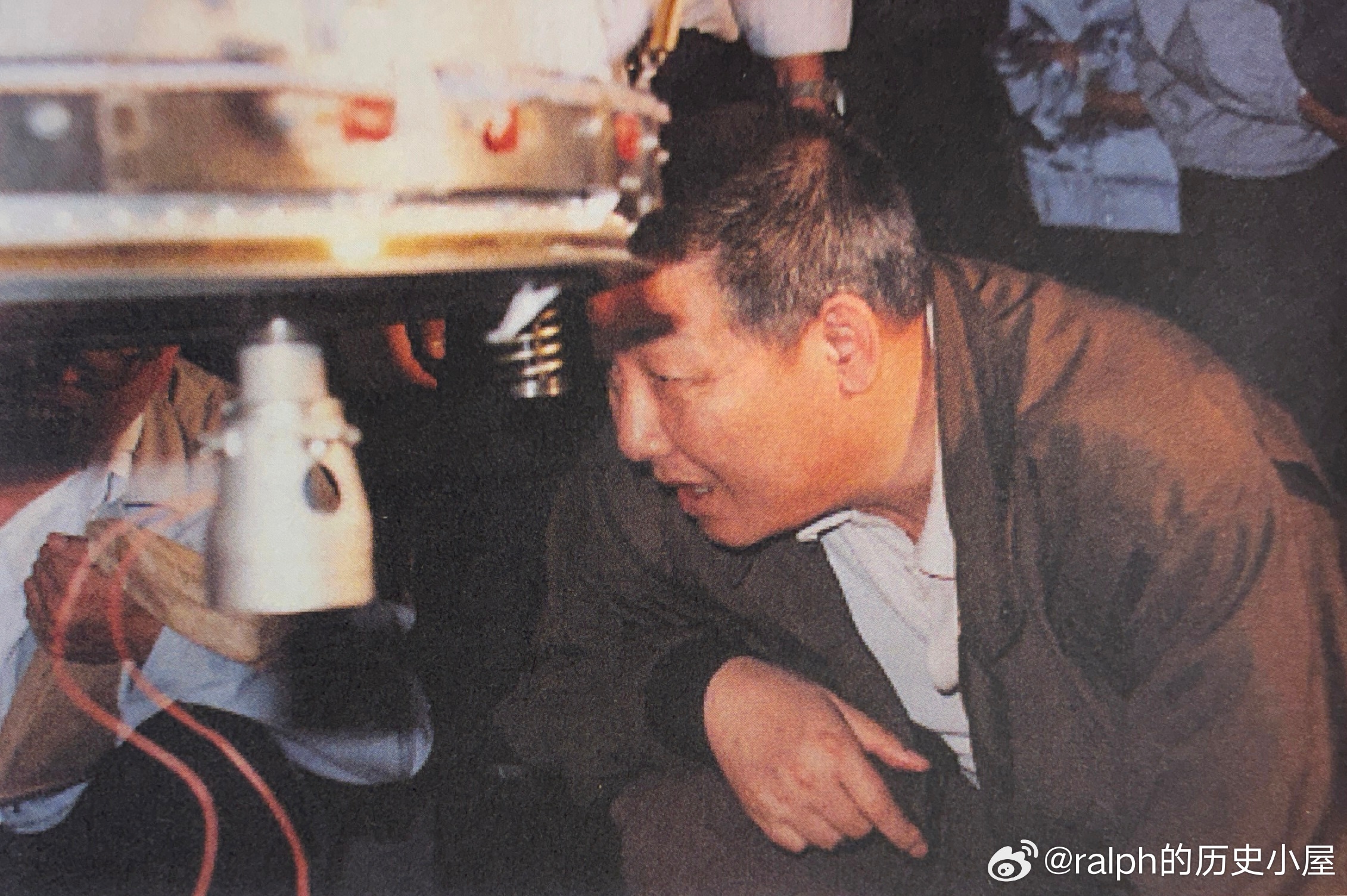 90年代初孙家栋在卫星生产厂房检查“风云二号”气象卫星生产情况历史影像