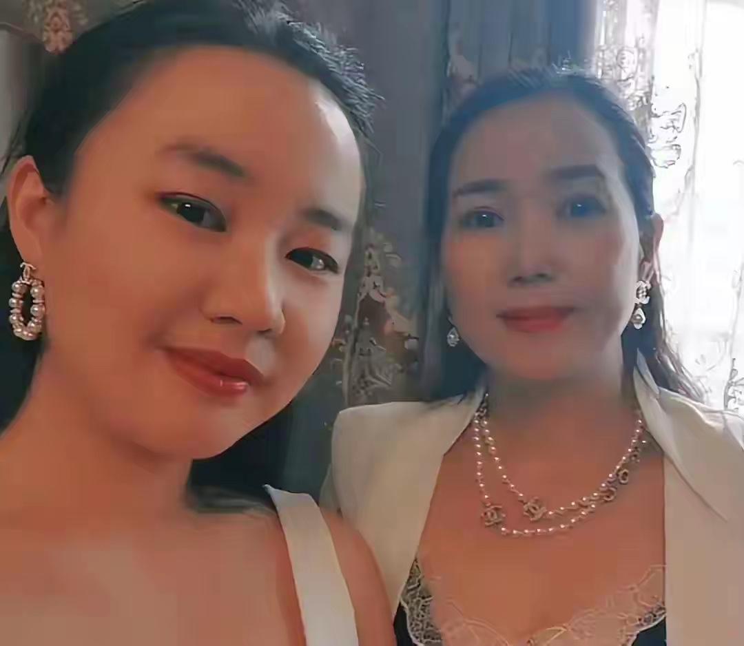 明珍珍的父亲坠马去世，明家秘不发丧，为的是继续巩固21营的权利。其母刘英扮演者慈