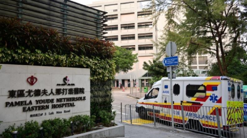 周五（17日）晚上10时47分，香港警方接获途人报案，一名男子于柴湾太古城道一公