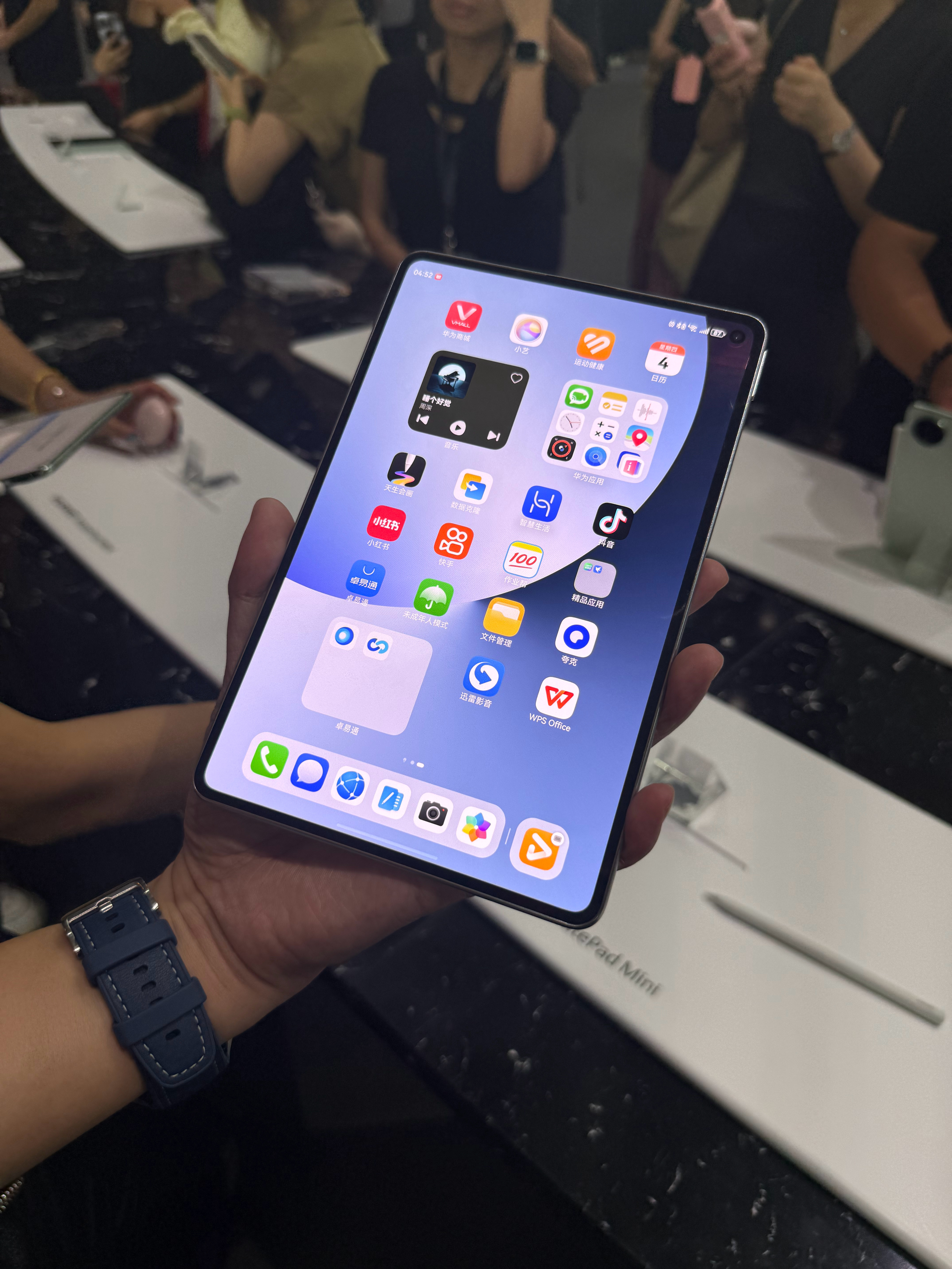 发布会摸了摸华为MatePad Mini，太喜欢了！尺寸太合适出门了，而且轻薄，