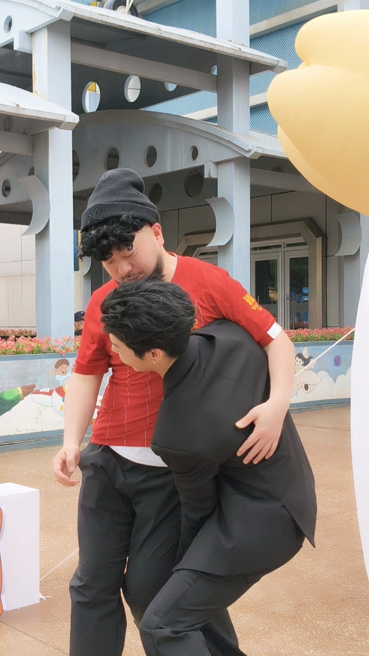 沈阳社交悍匪把游乐园NPC整害羞了沈阳人逛游乐园主打一个反客为主 东北人逛游乐园