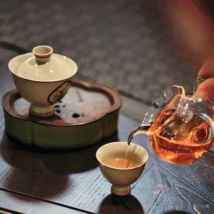 水不能催着烧开，茶不能逼着出味。注水，看叶缓缓展，等香慢慢来——喝茶这件事，急不