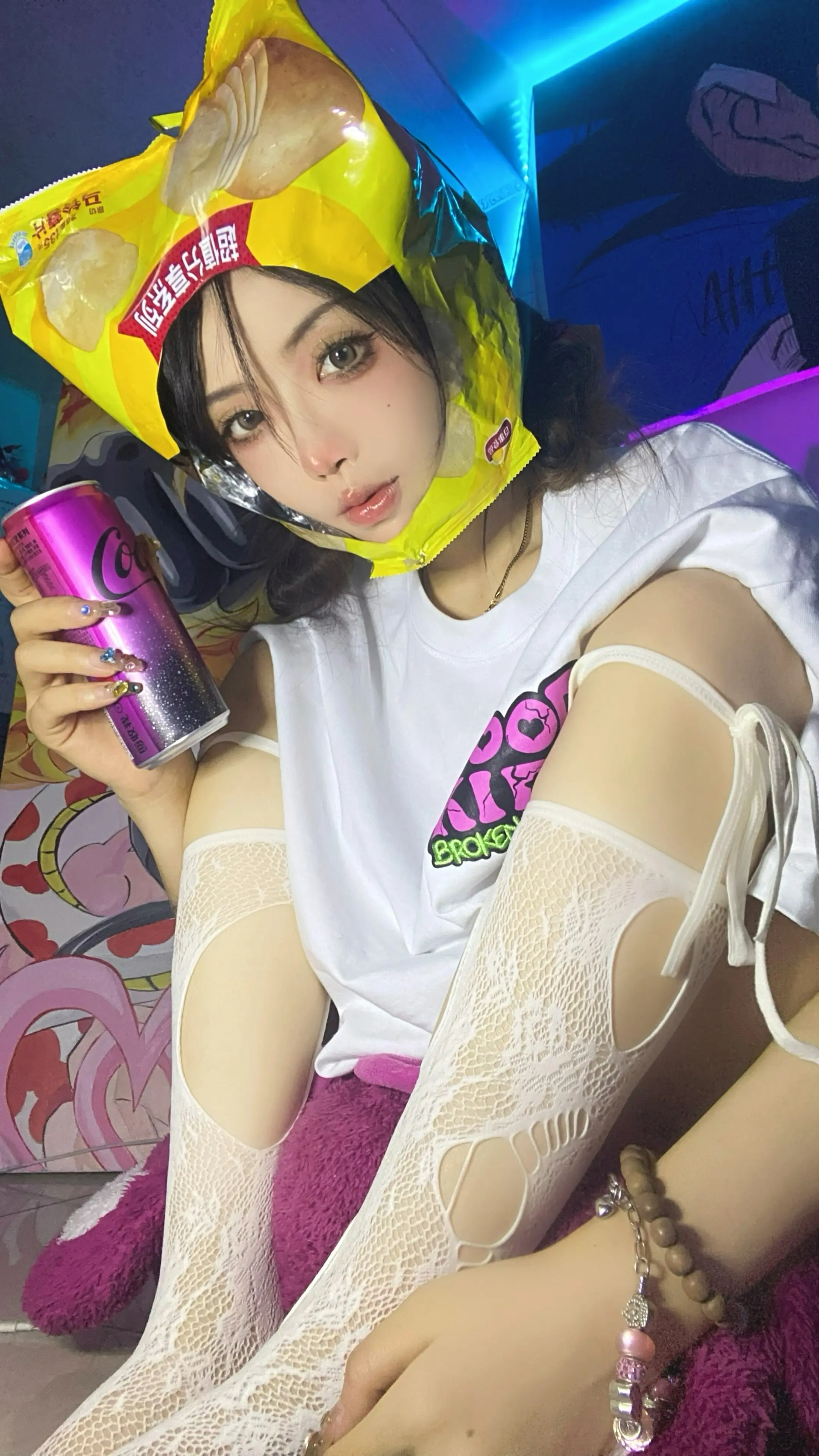 画画内女的