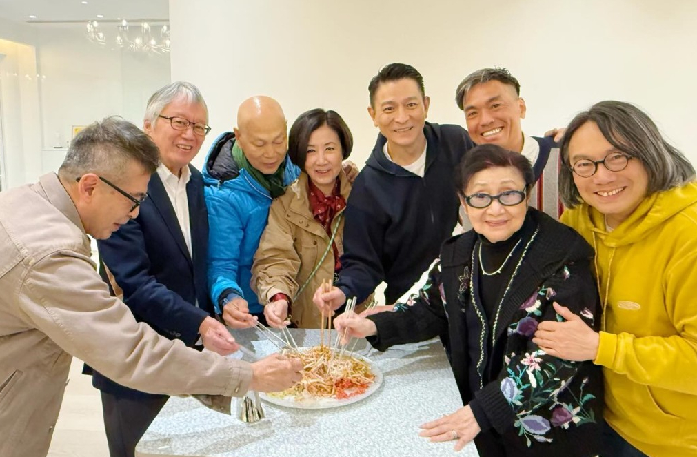 刘德华、汪明荃、罗家英等，再度拜访97岁的白雪仙。 