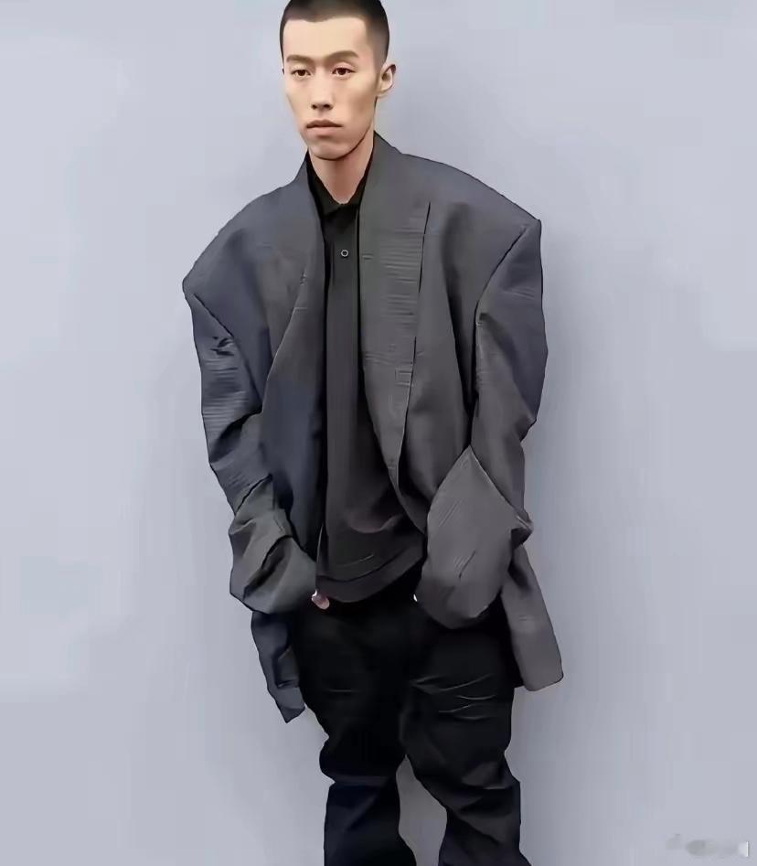巴黎世家是真不坑穷人这套衣服价值68万，我想说有这个钱买这个破玩意穿身上干嘛？就