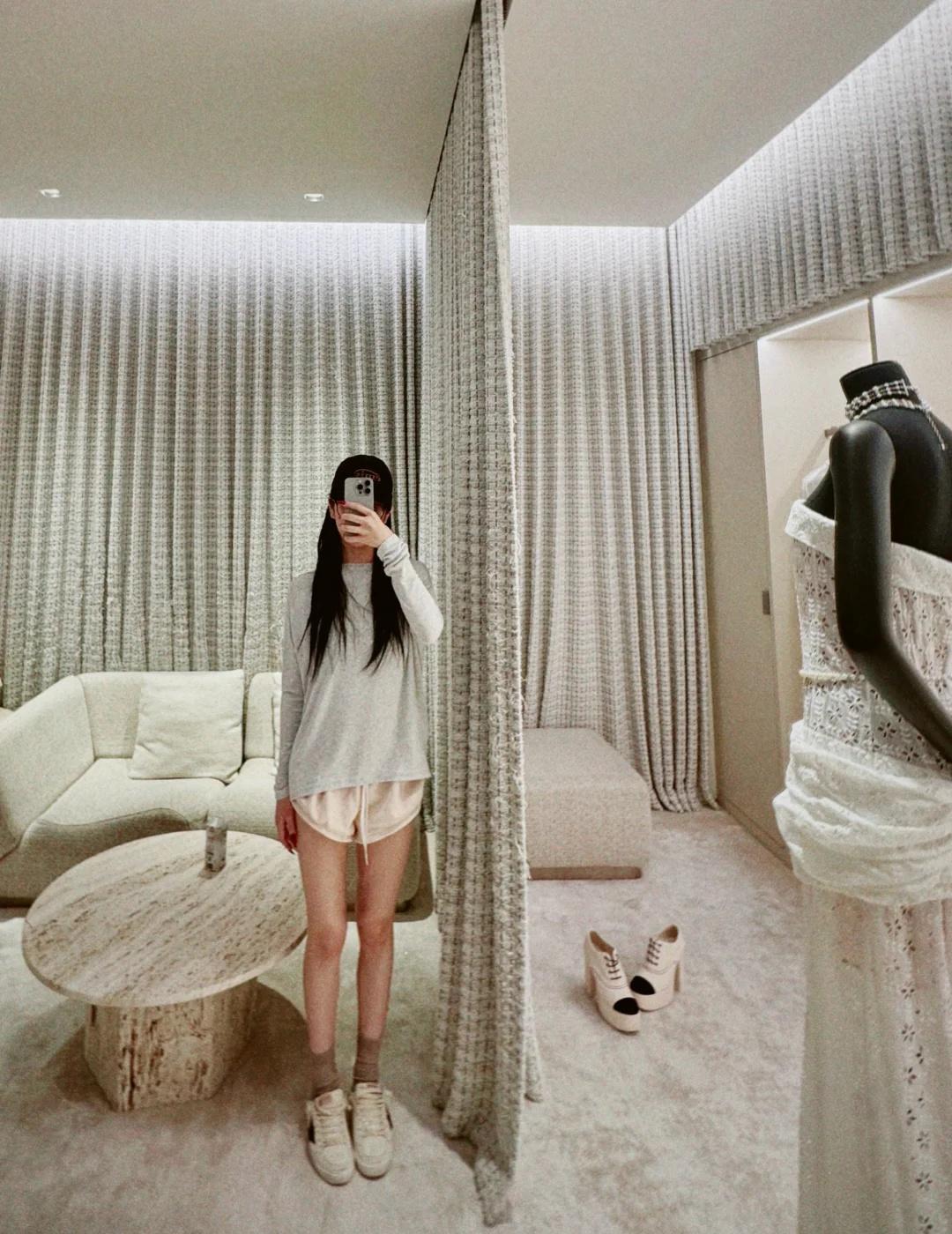 -
小城里  岁月流过去
清澈的勇气
开迷糊了
我吸我吸我猛猛吸