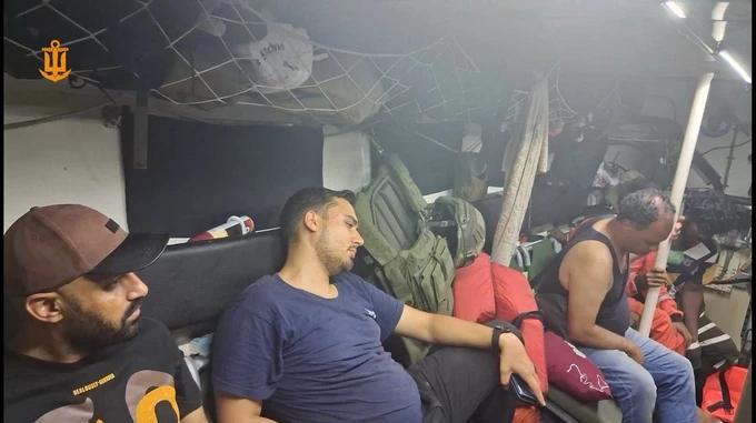 黑海敖德萨近海，金狮号商船驶离港口后遭俄军导弹击中起火，四名印度籍船员不幸遇难，
