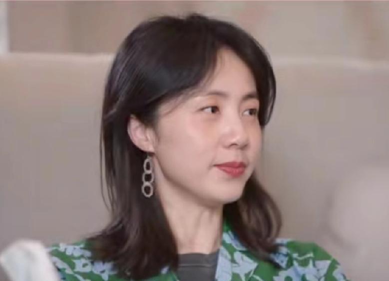 黄磊恐怕都不知道，孙莉一个人，就“夺走”了胡歌、袁弘、刘笑三个人的荧幕初吻。
2