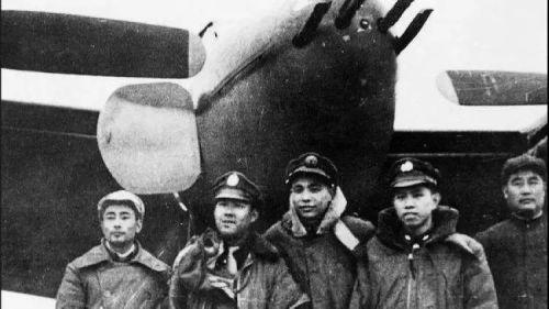 1949年，解放战争已呈摧枯拉朽之势。国军一支轰炸机中队，深明大义，决心投奔解放