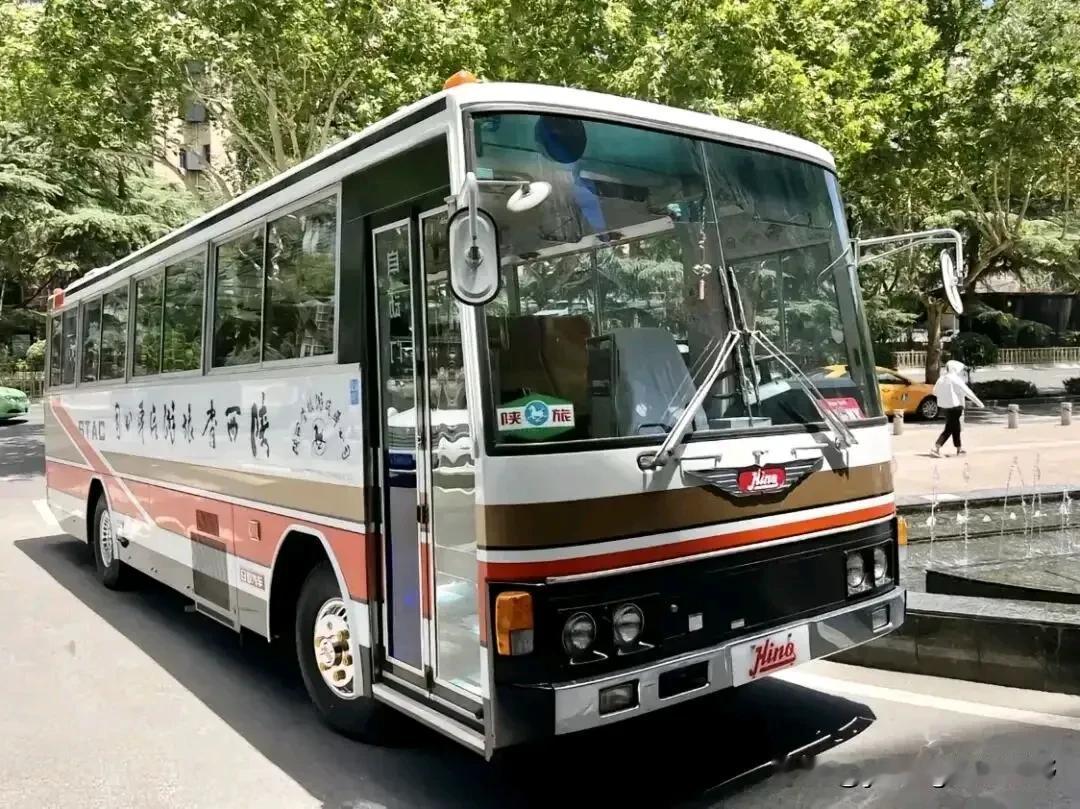 日野客车，在八九十年代曾经也是国内客车的天花板了。与那时国内客车普遍使用货车底盘