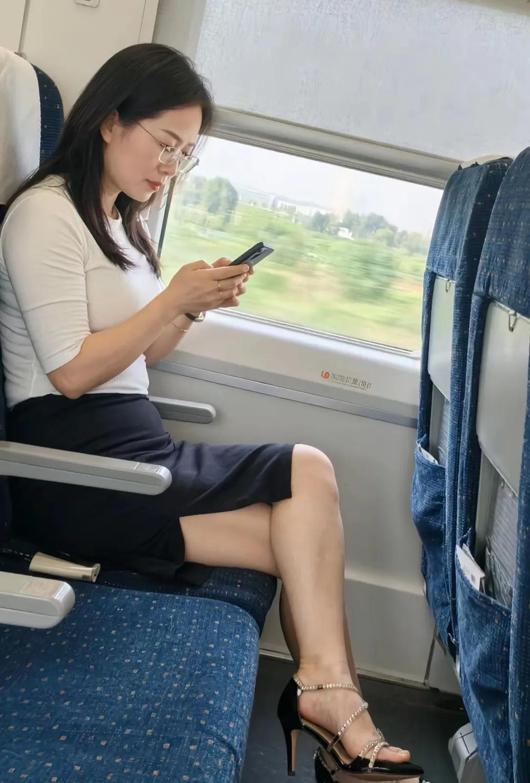 独自乘车远行，侧影更具风韵之美，很多人在不经意间拍照更自然，刻意摆拍往往不出彩，