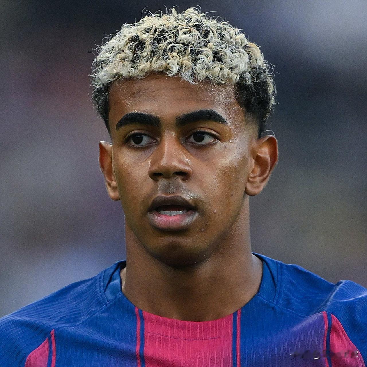 记者：你认为亚马尔未来有可能登陆英超吗？
斯内德："巴塞罗那的亚马尔就是新梅西。