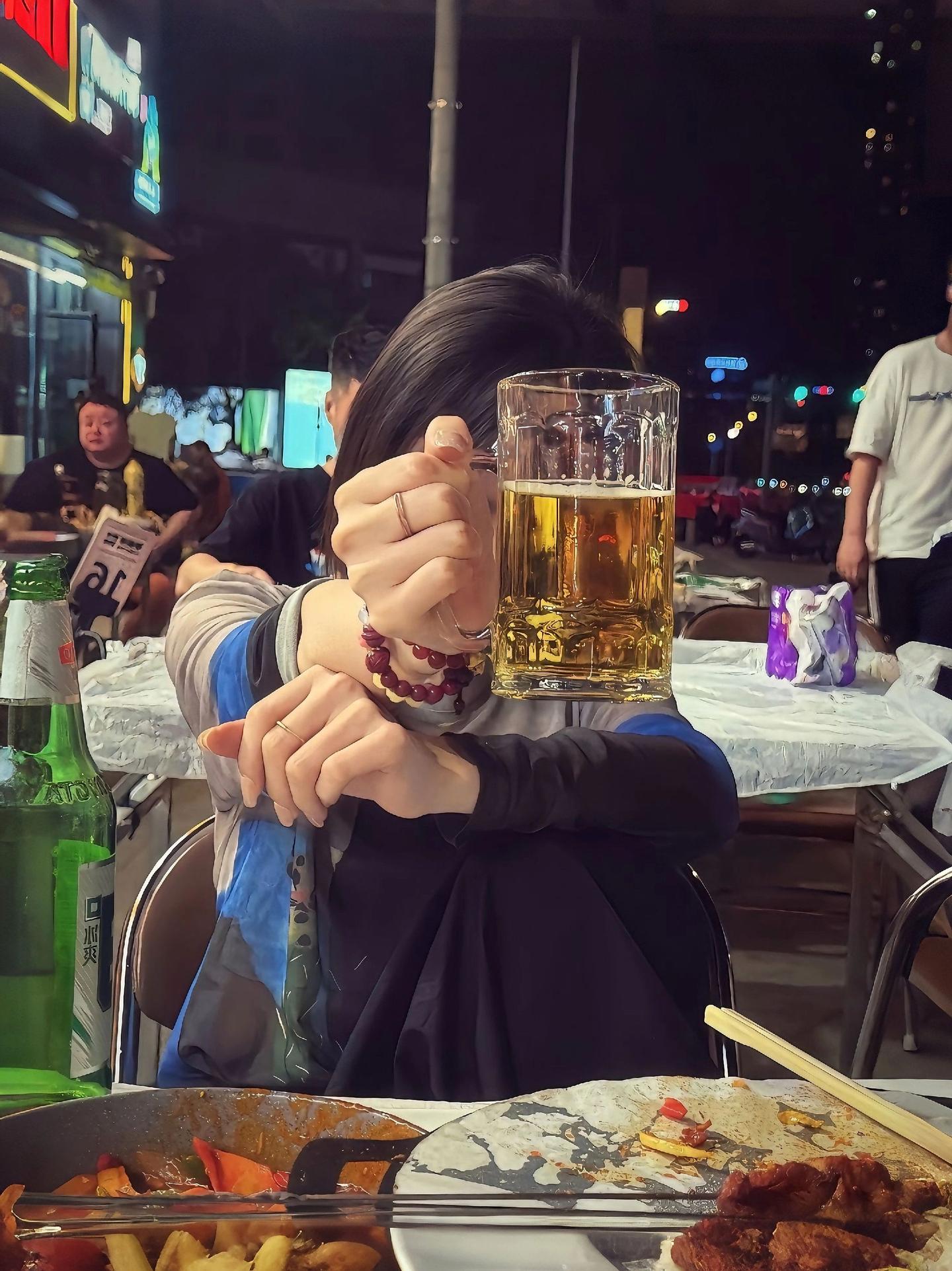你讨厌那个叽叽喳喳的女孩 直到一天你突然觉得周围好安静 你是否有过一丝后悔