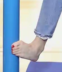 熊黛林一脱鞋，弹幕炸了：女神的脚怎么长得像“山路十八弯”？
！
镜头怼上去，大拇