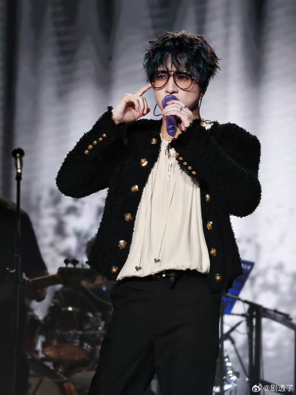 这下高低都能看到薛之谦演唱会了 一眼沦陷，多年坚守，薛之谦就是我最坚定的选择。用