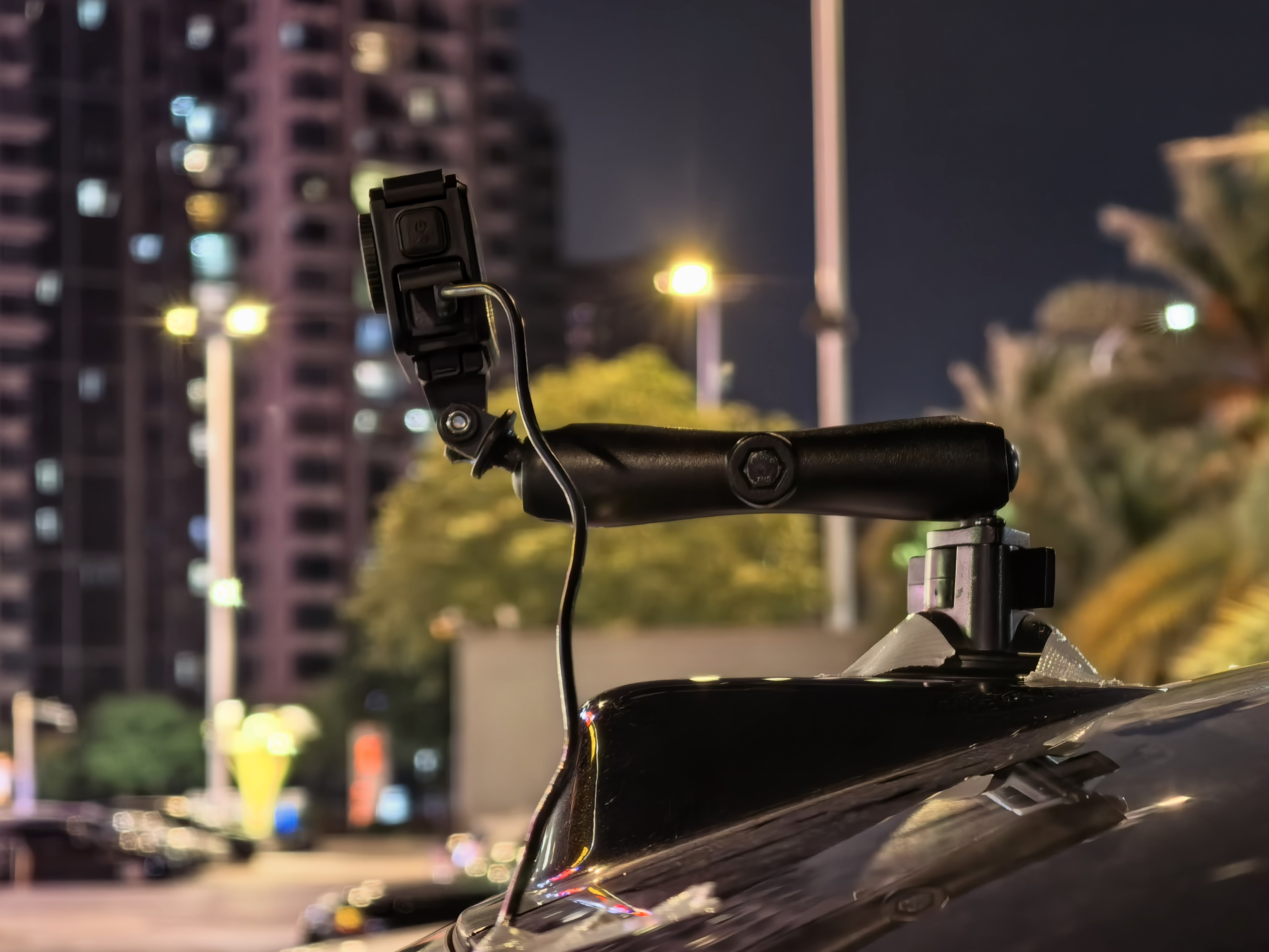 你们最想看的最新版辅助驾驶挑战夜间城区来了，这一版本我可以透露，很强。难怪d厂会