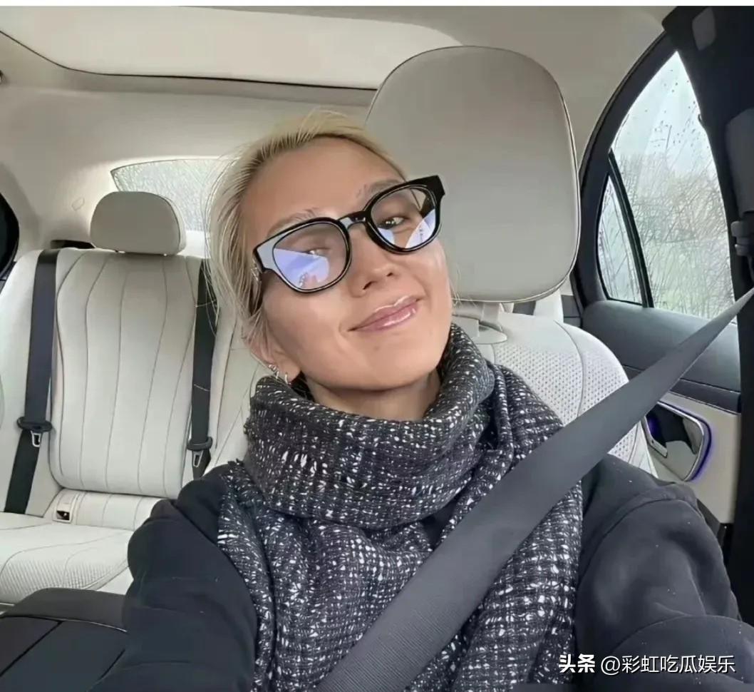 你敢信这是何洁吗？皮肤松弛、脸色蜡黄、嘴唇薄成一条线，暴瘦后更是老成大妈，根本不