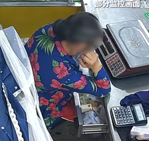 “真是个白眼狼！”四川南充，一女子聘用60多岁的老人当收银员，每个月给她开350