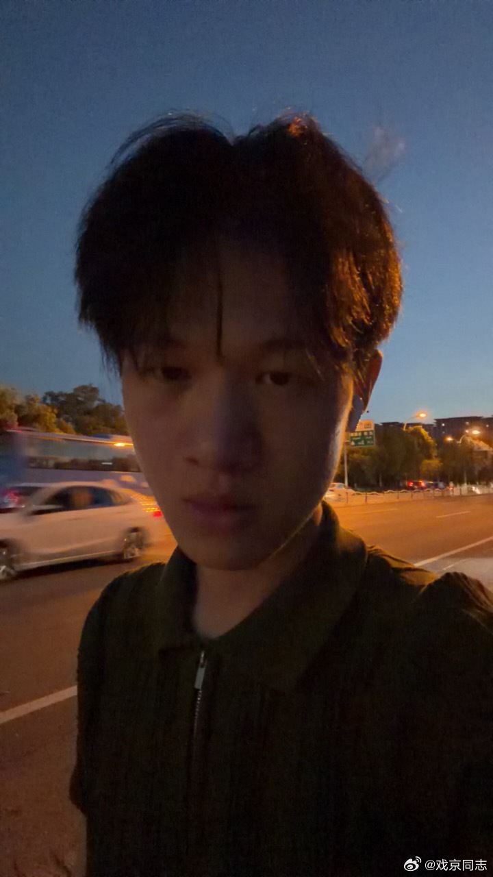 我天！朋友跟我说最近有个很火的韩剧，和我长得一模一样！我一看，好家伙，平行世界咋