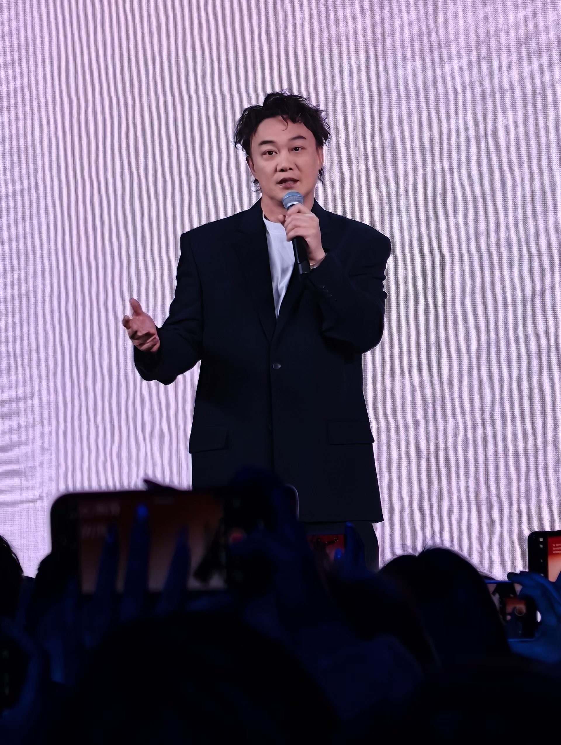 红米K90红米这次请陈奕迅代言，标准版价格：2599起步，K90Pro Max版