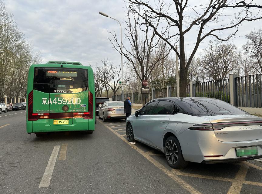 骑车人被挤上机动车道，这条路停车乱象待解决｜有事儿@新京报