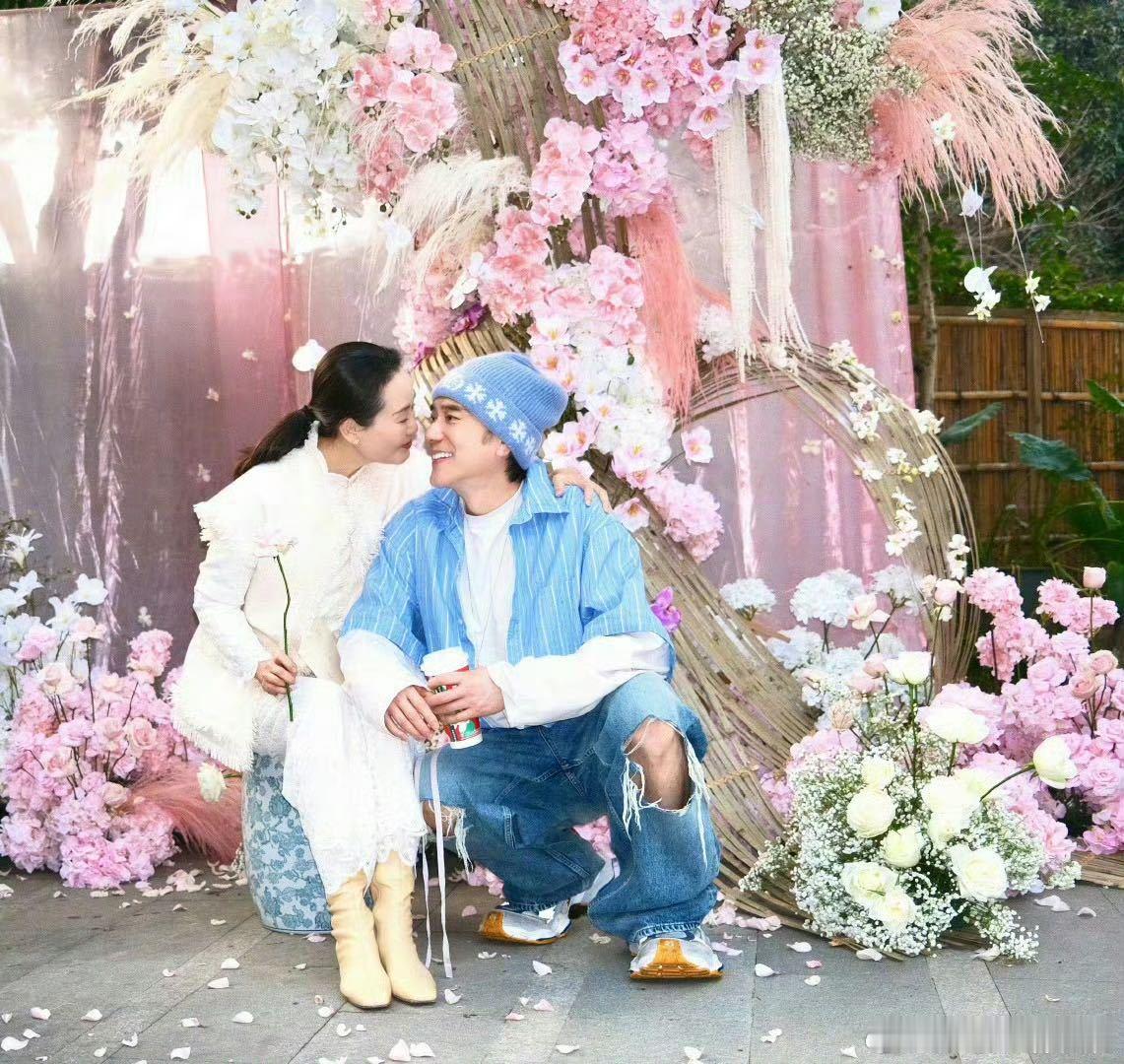 林依轮发文庆祝结婚31周年时隔二十多年复刻当年的画面，结婚31年还这么有仪式感，