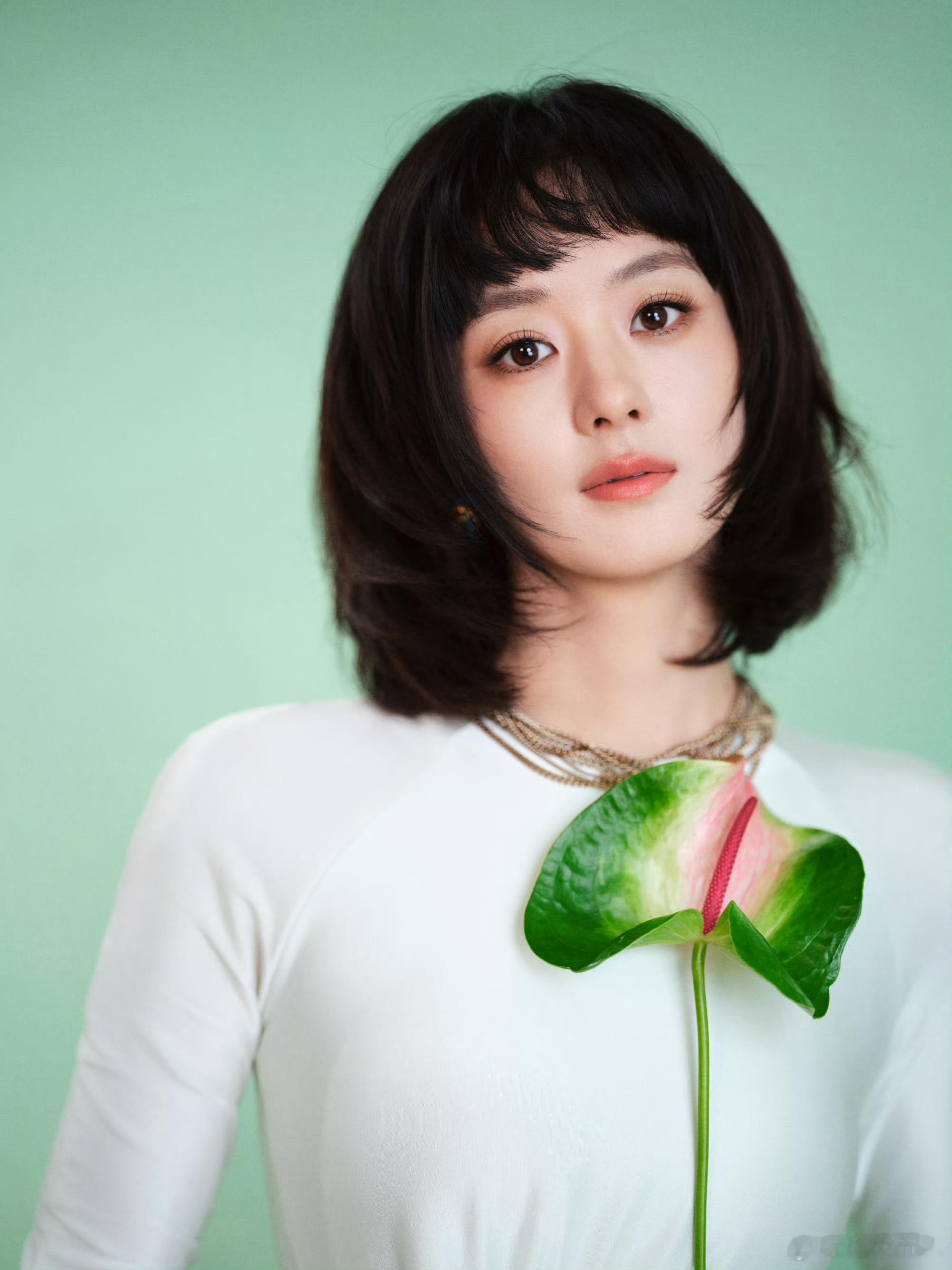 赵丽颖今日直播造型，短发齐刘海造型好嫩哇 