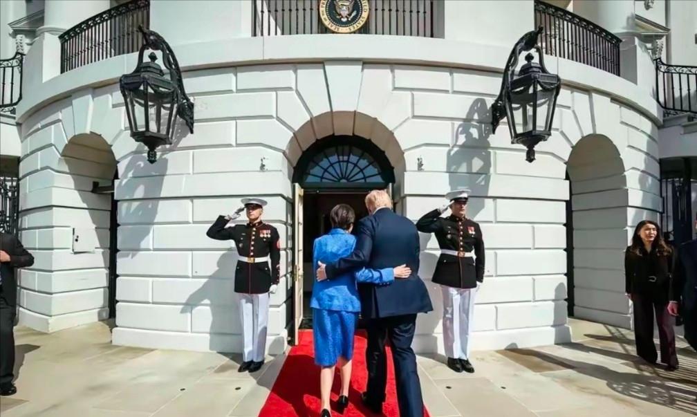 高市早苗，特朗普这张勾肩搭背的图片，如果把旁边的警卫都去除，你们认为，他们进去的