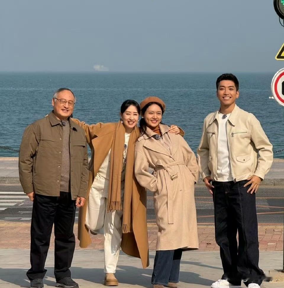 49岁刘敏涛回烟台老家！和朋友逛海边、吃路边摊，颜值不算惊艳，但气质是真绝，越老