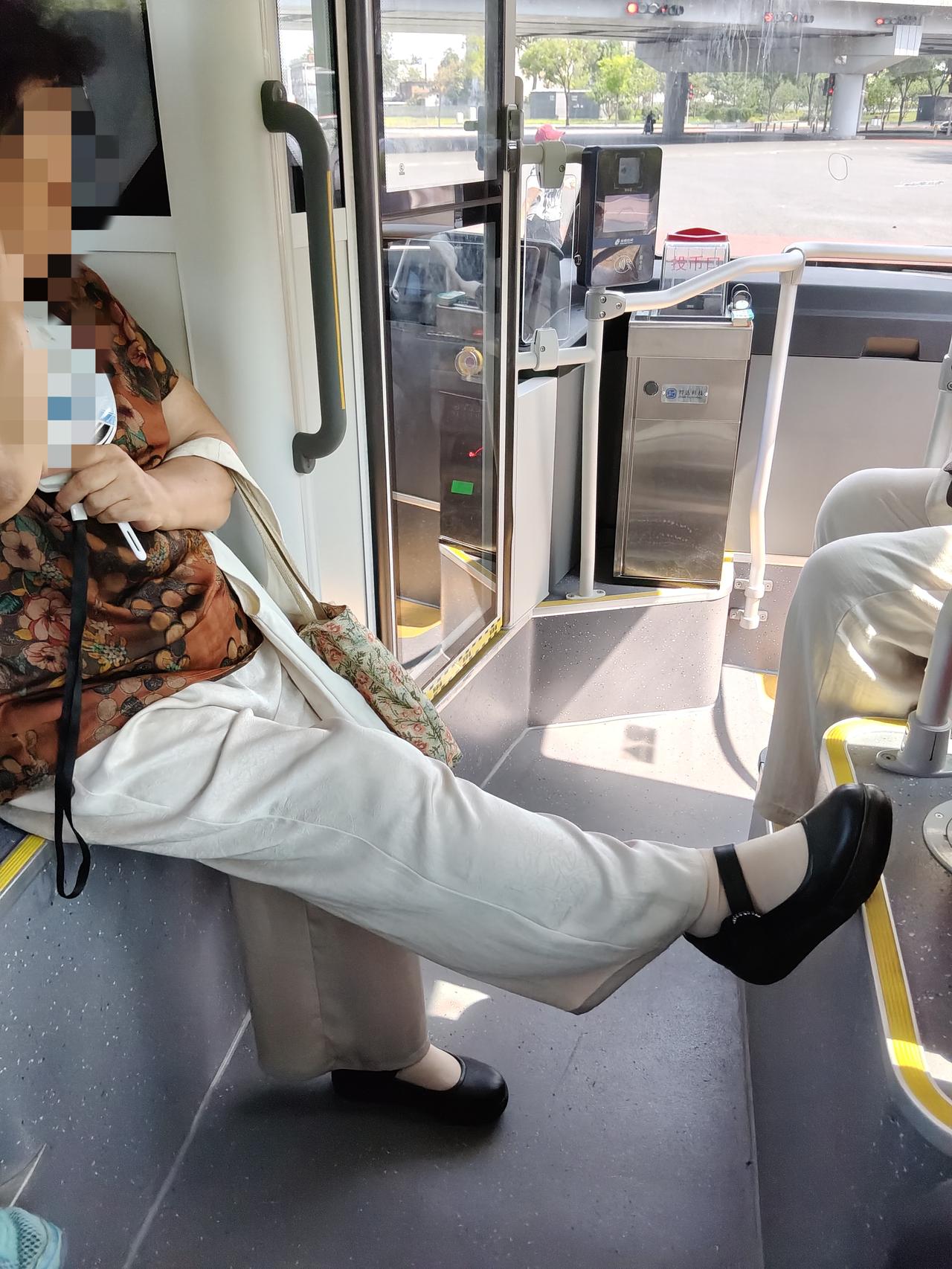 大妈挺有腿功[捂脸]
现在北京公交的间隔时间比以往长，为节约能源，很多线路换成小