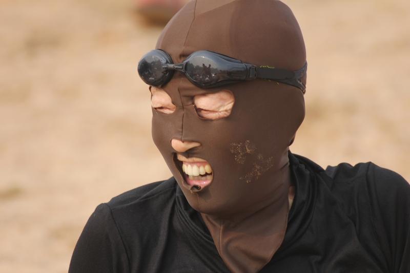 刚才一个人带脸基尼公园散步，吓死老子了，还以为是烧伤毁容了。我就想问，太阳那么讨