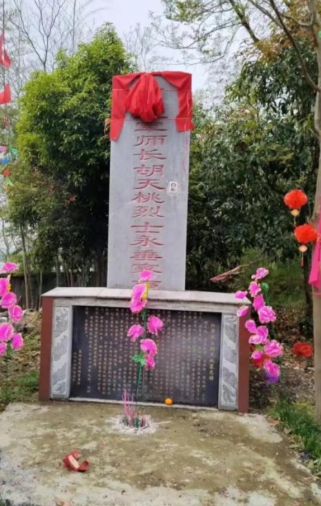1935年，王耀武得知手下俘虏了一个红军师长，兴冲冲的跑过去准备审讯，可当他看到