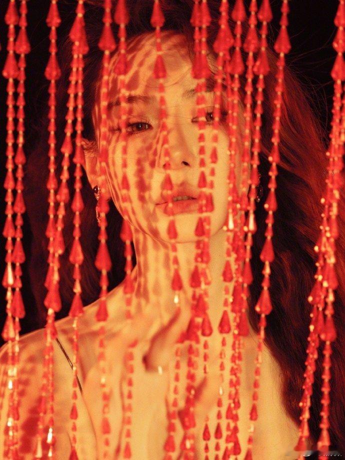 谁把戚薇搬我姥炕上了 直接被戚薇美晕！复古波浪搭配明艳红裙，氛围感瞬间拉满，反差