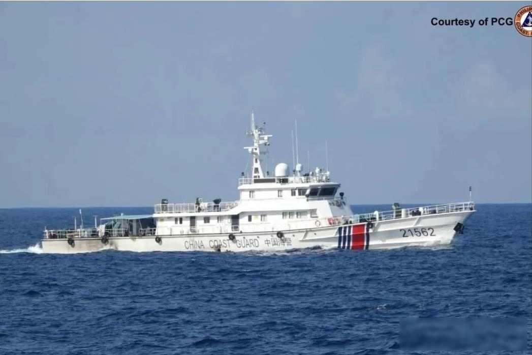 铁索连船闹黄岩岛，菲方拍片造势，中方水炮拆局

12月13号中午，菲律宾那边突然