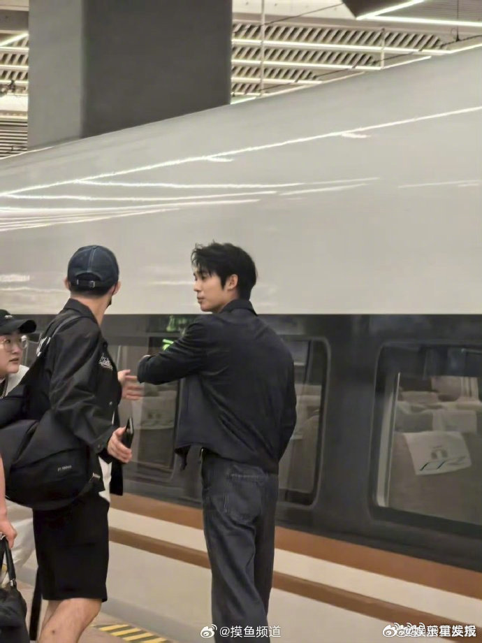 网友沈阳高铁站偶遇于适 沈阳高铁偶遇于适，白背心配黑衣，好身材掩不住！ ​​​