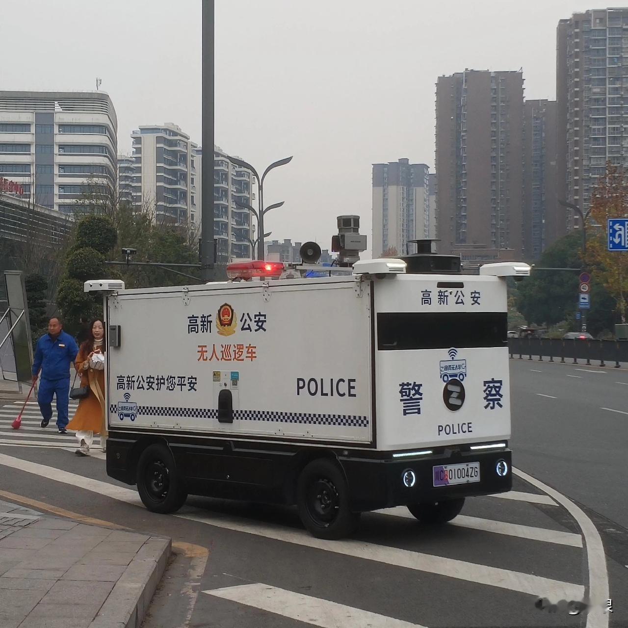 自贡的大街上到处都见“智能”车的风景线

看  无人驾驶的车子“稀奇”又“新鲜”