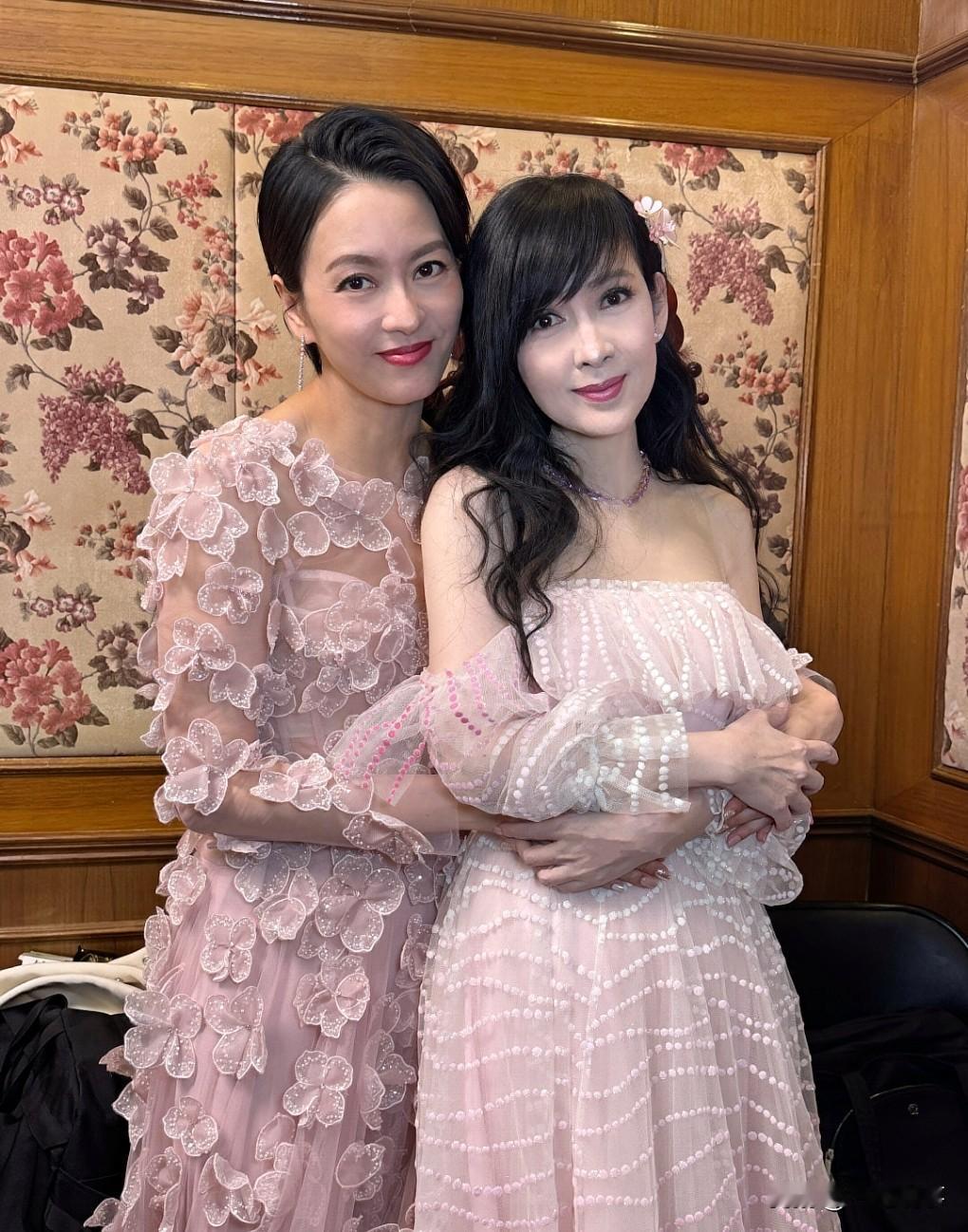 这真是好一波回忆杀呀。
周慧敏、梁咏琪、梁家辉都参加了本次的春晚。

梁家辉周慧