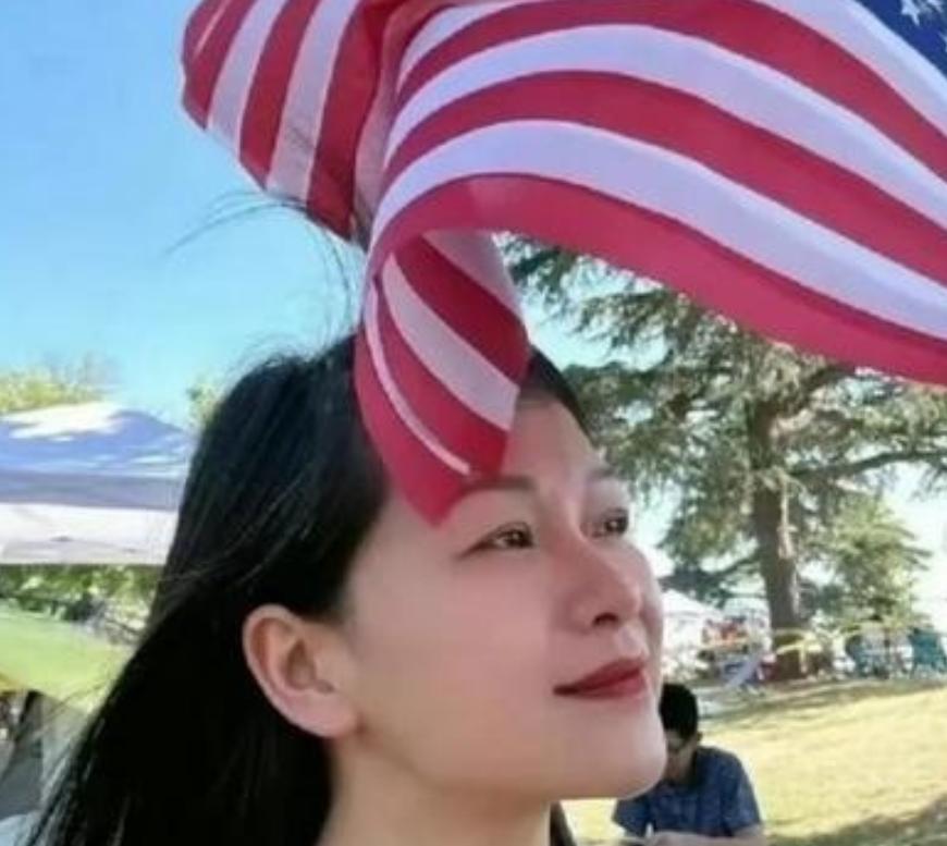 中国知名美女作家称在国内压抑不自由，让她活不下去，于是她抛弃父母，带着年幼的女儿