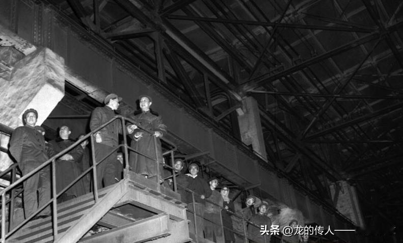 1978年春节华国锋在首都钢铁公司生产车间视察。