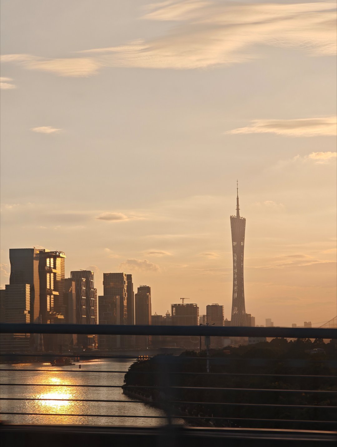 七夕 冷清七点还没下班的话，夕阳可就不等人咯~今天过节准时下班，约了高中同学聚餐