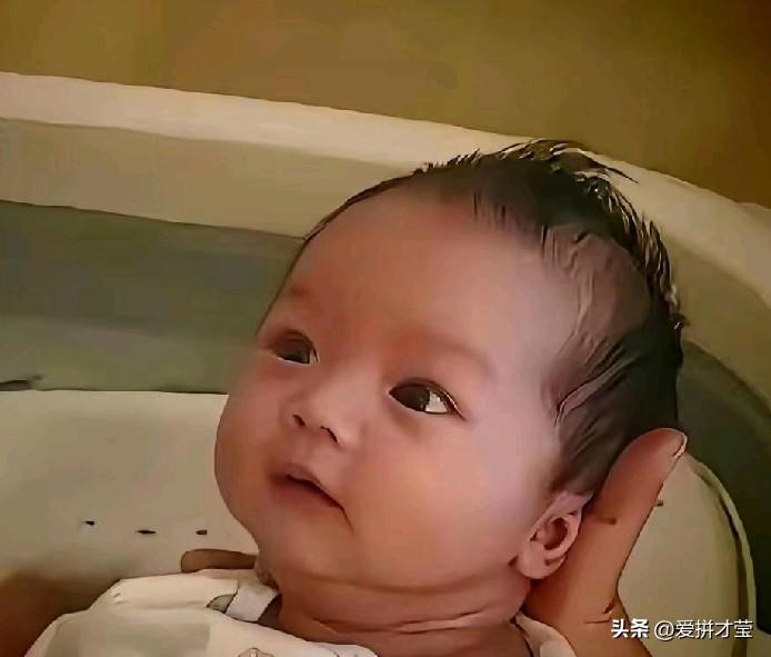 小梅又晒娃了，这娃真的越长越好看！越看越精致！ 眼睛水灵灵圆溜溜，软乎乎还带小炸