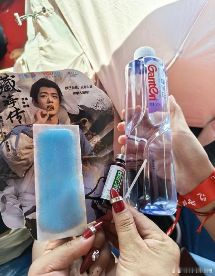 肖战担心到场的粉丝高温中暑，给粉丝们发了藿香正气液、矿泉水和降温贴，肖战你在养死