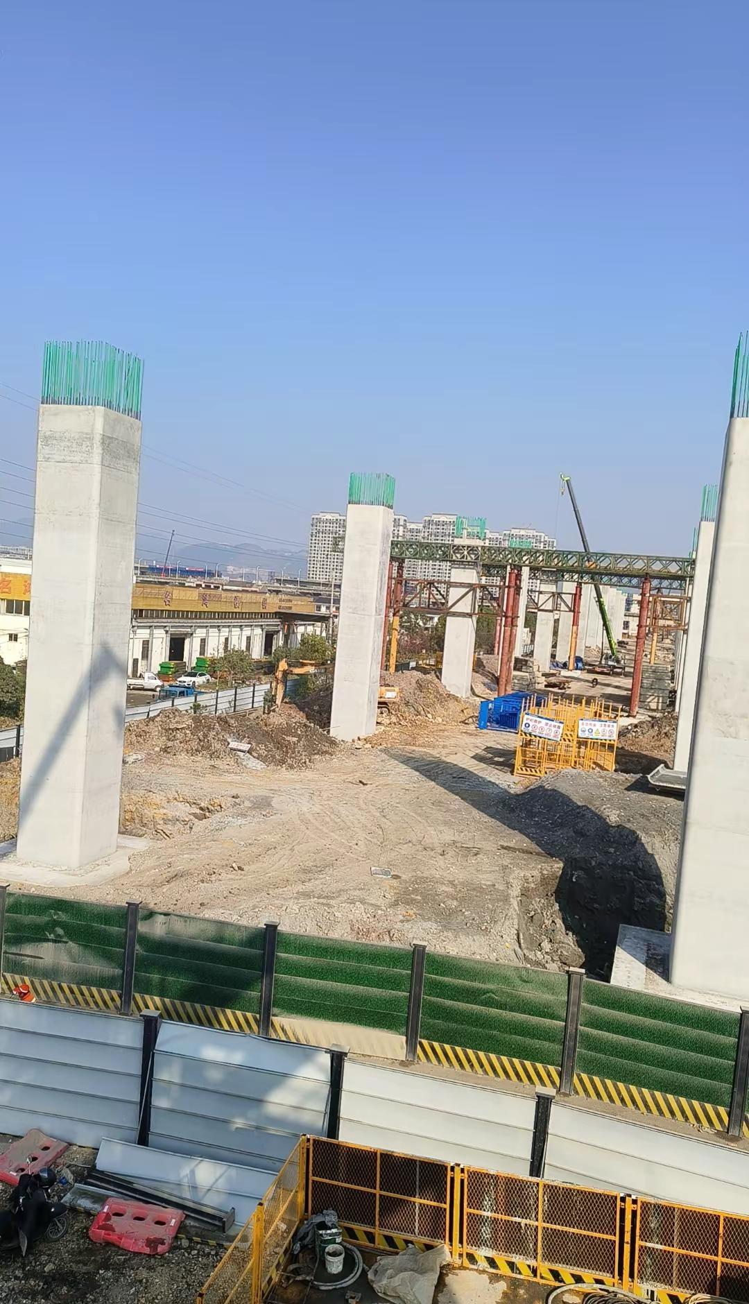 回家的人们都在路上