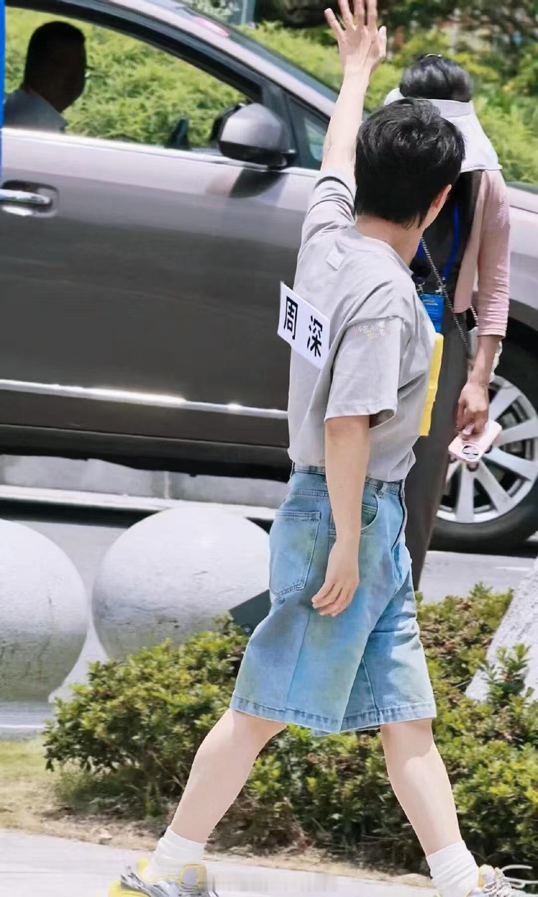 周深澳门男大下课看路透才知道周深去澳门了，一身少年感穿搭，说是男大下课毫无违和感