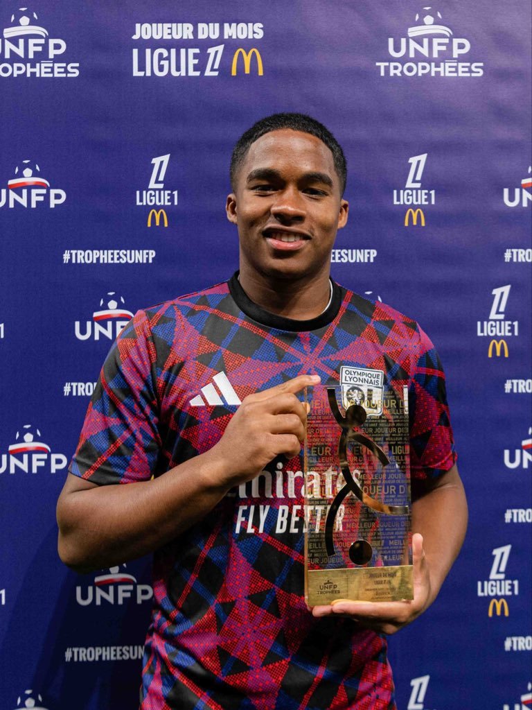 皇马 恩德里克的法甲月最佳球员奖杯⭐ 