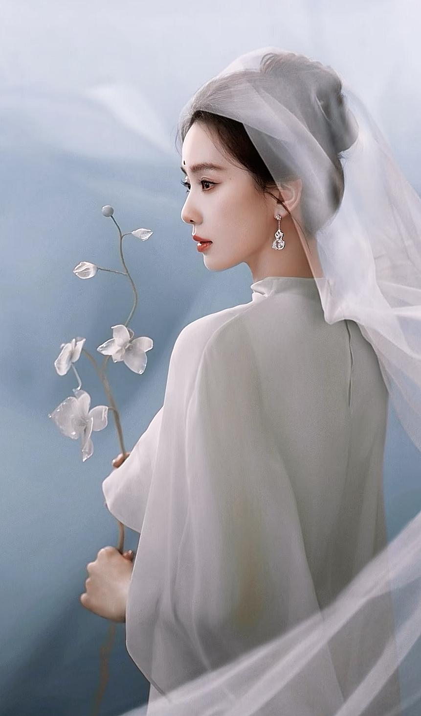 ·社会第一课：不要同情任何人，你不是佛，渡不了跪着不走的人。

别再傻傻掏心掏肺