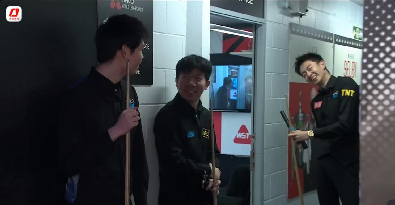 瞧他们笑得多开心啊！三个中国人加一个火老师的时段……悲喜两重天！
一个中国人被另