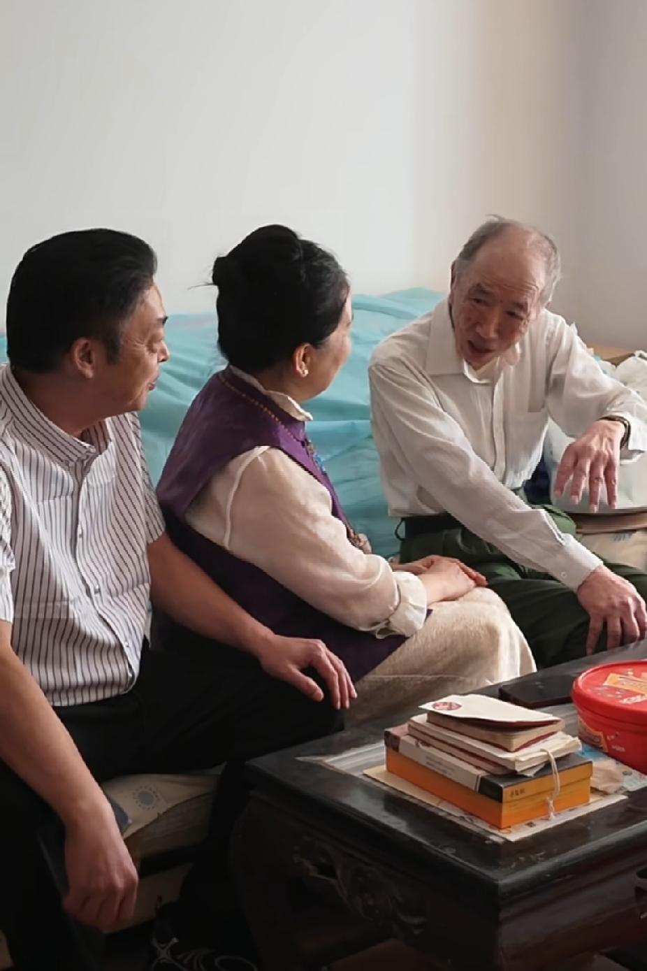 许妈姚爸受老母亲及长辈托付，重阳赴昆明，前去探望居住在昆明年近九旬的叔叔。

老